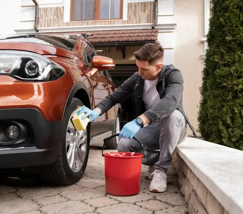 Lavage auto à domicile Mourioux-Vieilleville : professionnel intervenant sur un véhicule